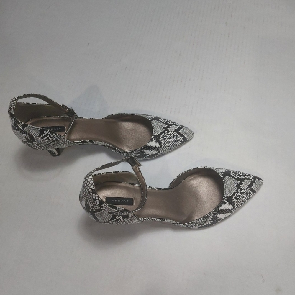 ARRAY Stylish Black and White Women's Kitten Heels Size 12
